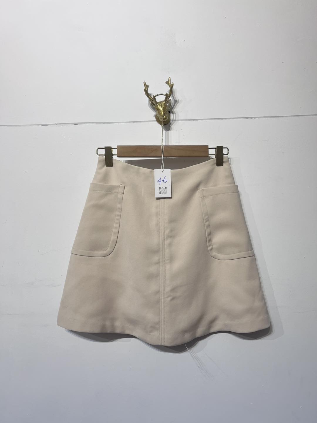 046 米白色短裙